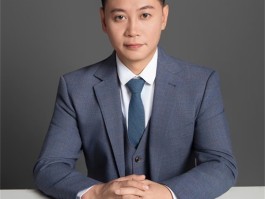 民族文化艺术闪耀世界舞台——艺链全球执行总裁童方华出席2025公共外交年度人物颁奖盛典并为阿拉伯外交大使授勋