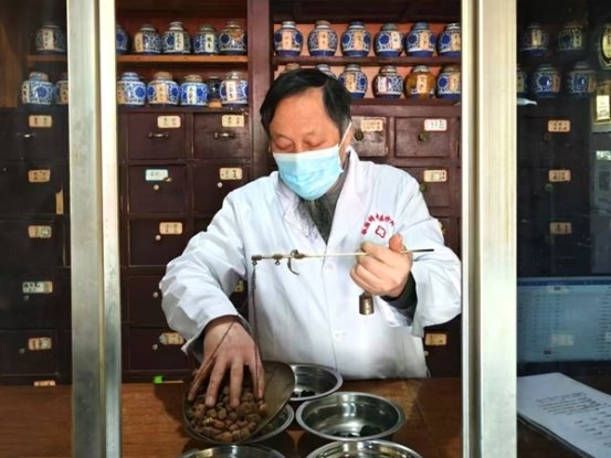 踔厉奋发开新局，笃行不怠再扬帆 著名中医钱国锋——献礼两会